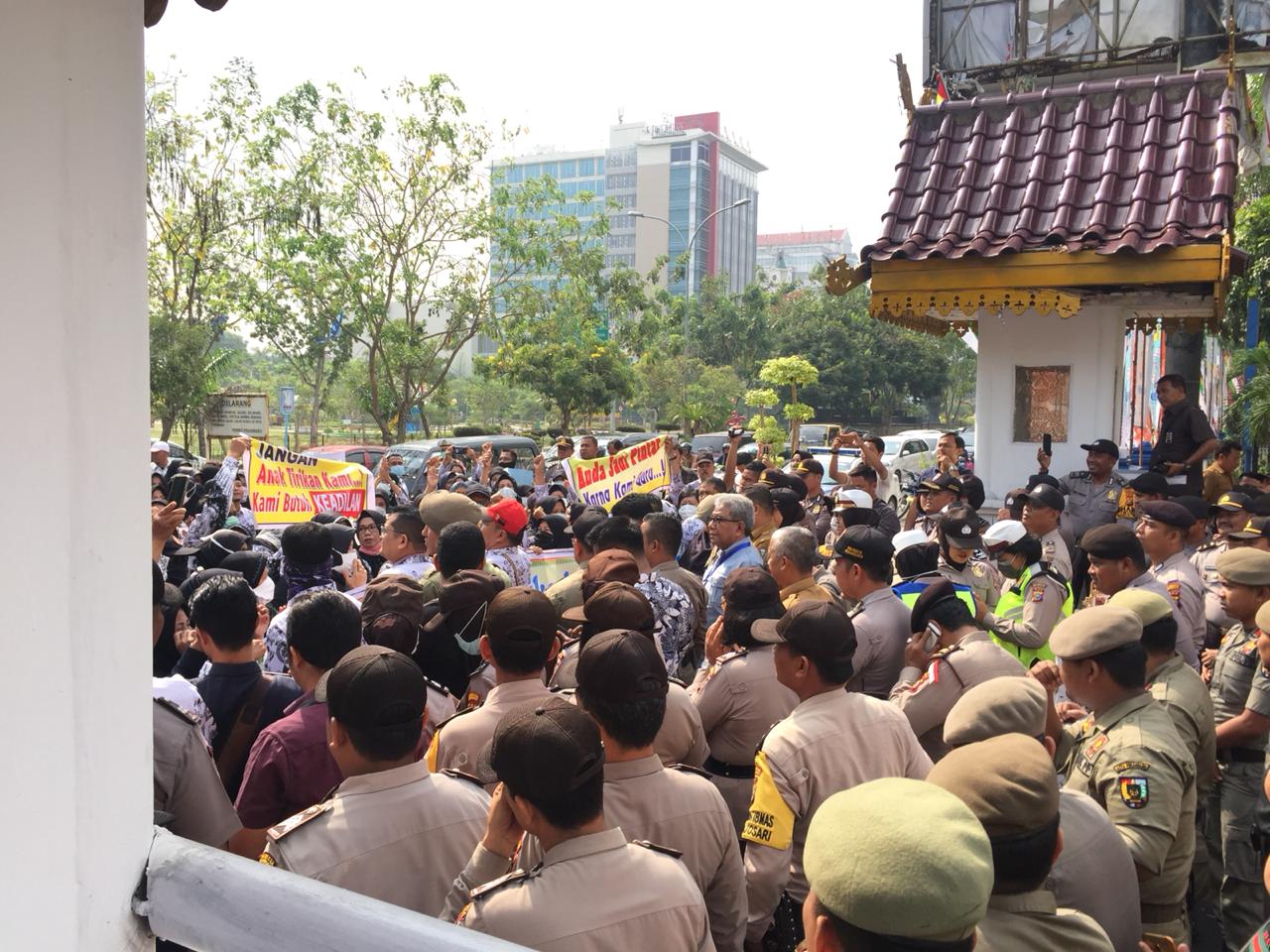 Polisi Amankan Aksi Unjuk Rasa Ratusan Guru di Depan Kantor Walikota Pekanbaru